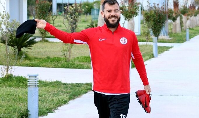 Antalyasporlu futbolculardan "evde kal" çağrısı